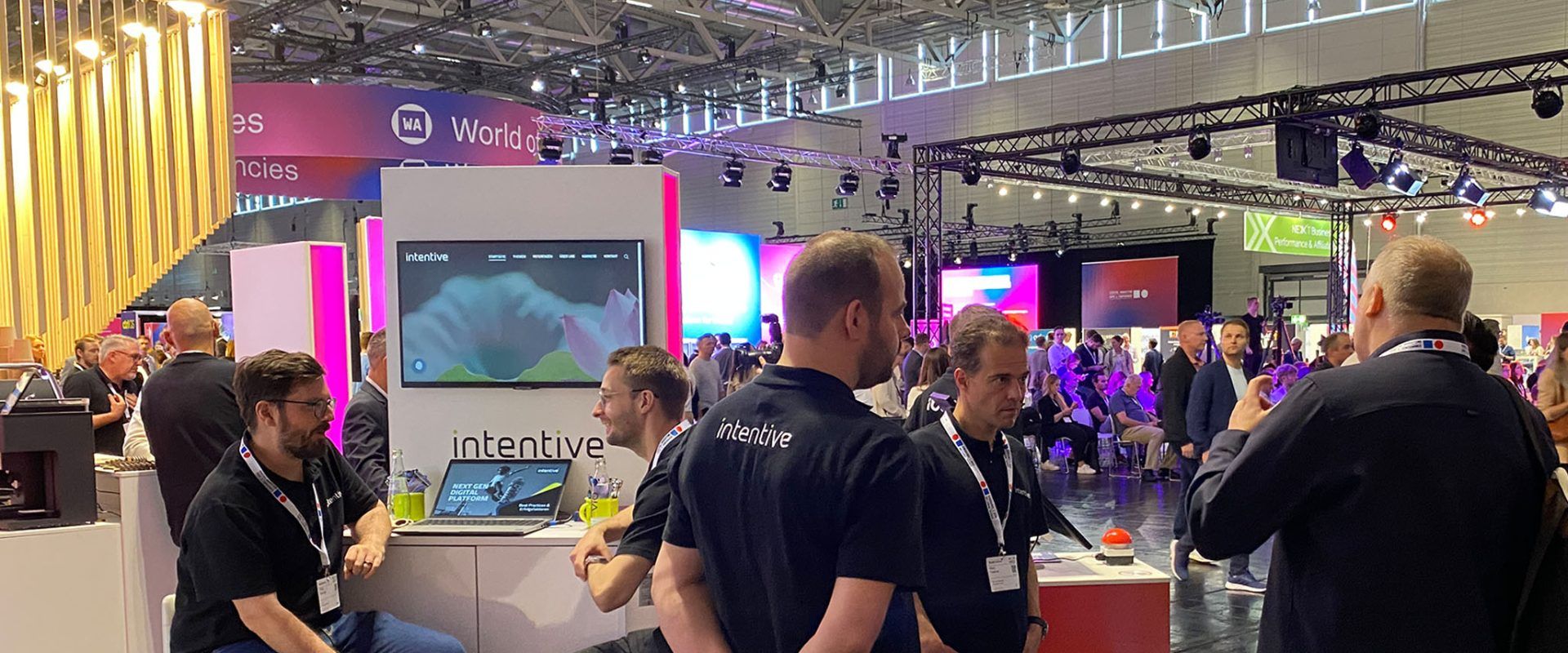 Intentive Mitarbeiter an einem DMEXCO Messe Stand