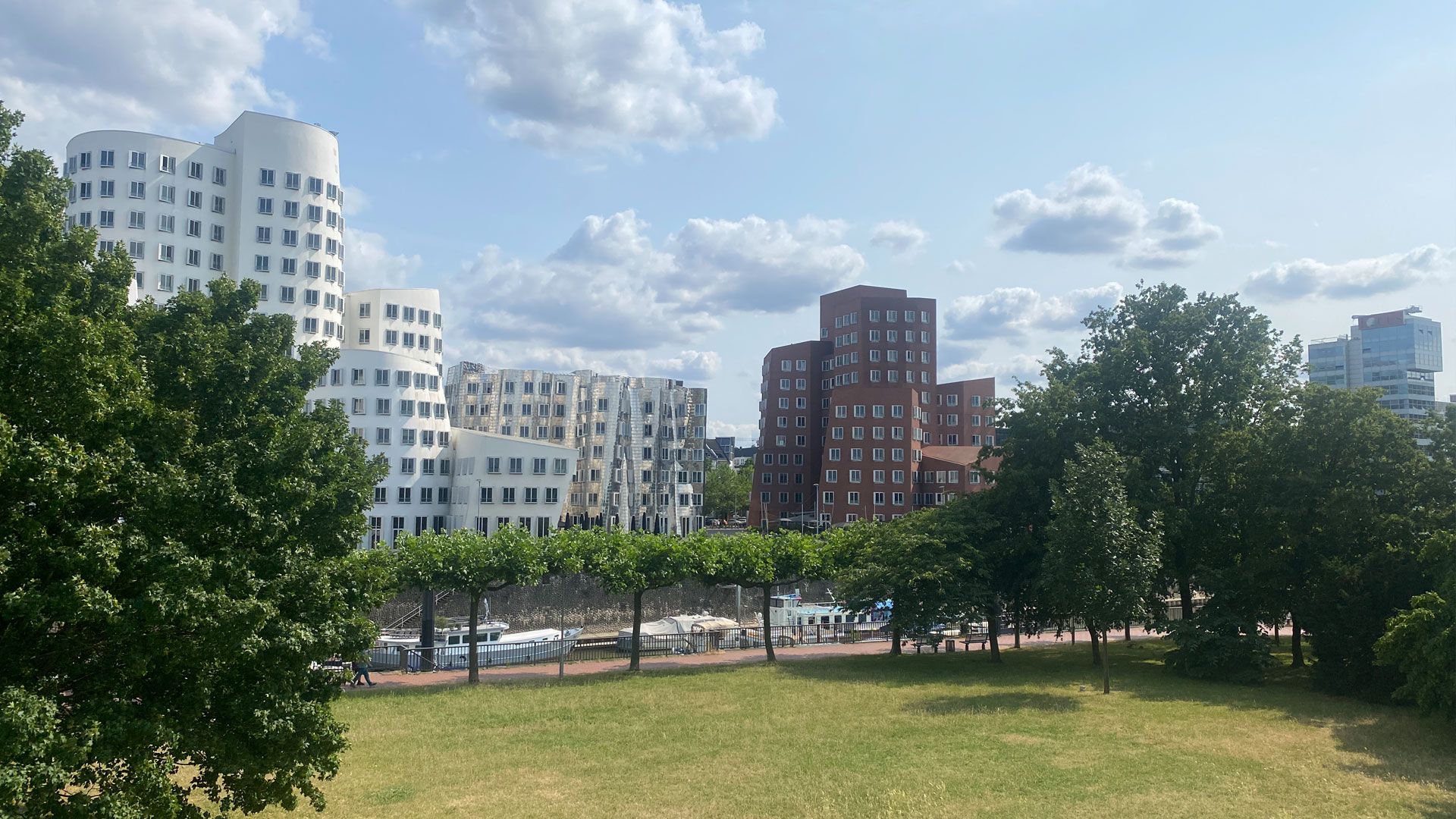 https://images.ctfassets.net/atupprxuq58o/440b4C7OtorM1PGSAeZhjx/e22518ecb3afb05d7e386af0f35be20e/Office_D_Landmark-Park_1920.jpg