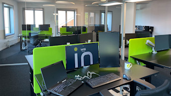 https://images.ctfassets.net/atupprxuq58o/2pr8BSLwJhfYHuXgsS3Jdy/840742c5c65ed09d0271c544ccd579a5/Office-DUS_FlexDesks_1920x1080.jpg https://images.ctfassets.net/atupprxuq58o/2pr8BSLwJhfYHuXgsS3Jdy/840742c5c65ed09d0271c544ccd579a5/Office-DUS_FlexDesks_1920x1080.jpg